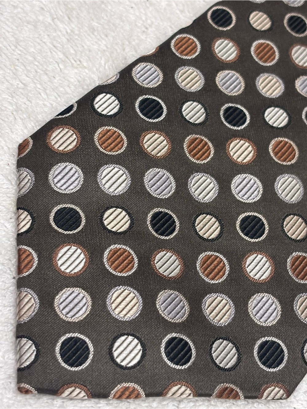 Brand New Stylish Tie By Geoffrey Beene - Tie Is 4 Inches Wide